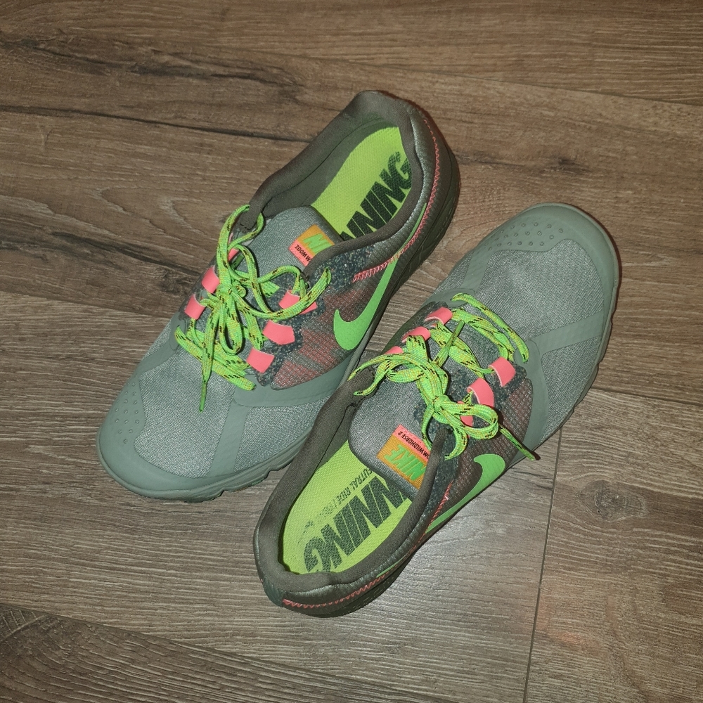 Size 9 nike women shoes green color